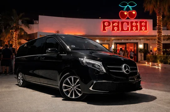 Private night transfer to clubs and restaurants in Barcelona